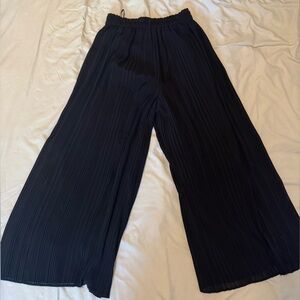 Uniqlo Black Wide Leg Pleated Pants